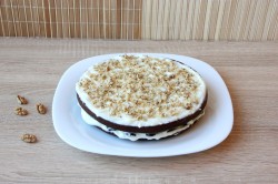 Черемуховый торт на кефире со сметанным кремом и черносливом