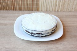 Черемуховый торт на кефире со сметанным кремом и черносливом