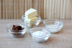 Черемуховый торт на кефире со сметанным кремом и черносливом