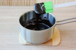 Черемуховый торт на кефире со сметанным кремом и черносливом