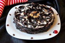 Черемуховый торт на кефире со сметанным кремом и черносливом