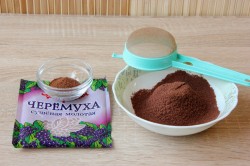 Черемуховый торт на кефире со сметанным кремом и черносливом