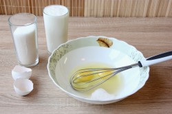 Черемуховый торт на кефире со сметанным кремом и черносливом