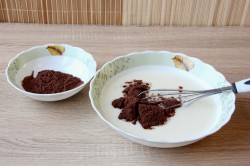 Черемуховый торт на кефире со сметанным кремом и черносливом