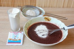 Черемуховый торт на кефире со сметанным кремом и черносливом