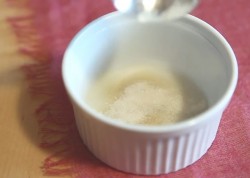 Торт бисквит с цветами из мастики