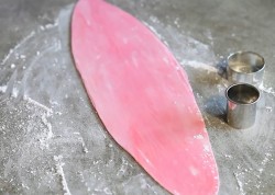 Торт бисквит с цветами из мастики