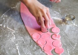 Торт бисквит с цветами из мастики