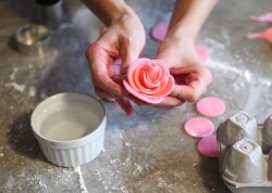 Торт бисквит с цветами из мастики