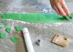 Торт бисквит с цветами из мастики