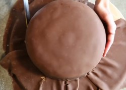 Торт бисквит с цветами из мастики