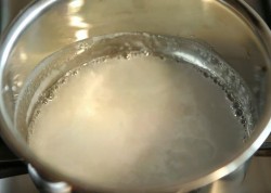 Торт бисквит с цветами из мастики