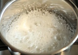 Торт бисквит с цветами из мастики