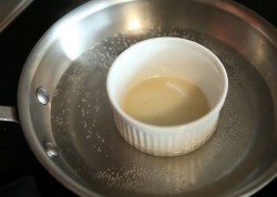 Торт бисквит с цветами из мастики