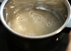 Торт бисквит с цветами из мастики