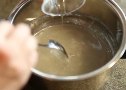 Торт бисквит с цветами из мастики