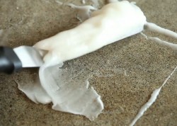 Торт бисквит с цветами из мастики