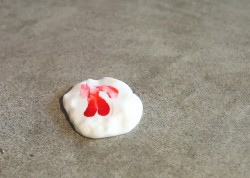 Торт бисквит с цветами из мастики