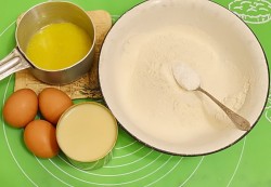 Бисквитный торт с киви и грецкими орехами - шаг 4 Бисквитный торт с киви и грецкими орехами - шаг 4