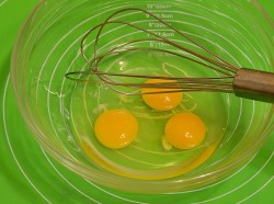 Бисквитный торт с киви и грецкими орехами - шаг 5 Бисквитный торт с киви и грецкими орехами - шаг 5