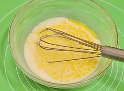 Бисквитный торт с киви и грецкими орехами - шаг 7 Бисквитный торт с киви и грецкими орехами - шаг 7