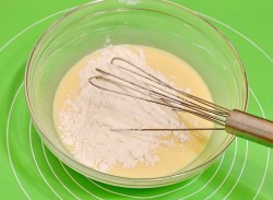 Бисквитный торт с киви и грецкими орехами - шаг 8 Бисквитный торт с киви и грецкими орехами - шаг 8