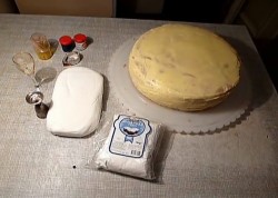 название картинки Торт с розами из мастики