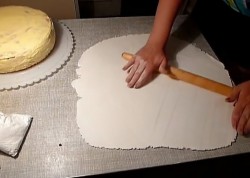 название картинки Торт с розами из мастики