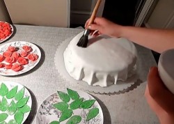 название картинки Торт с розами из мастики