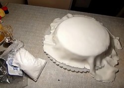 название картинки Торт с розами из мастики