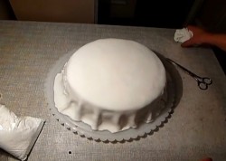 название картинки Торт с розами из мастики