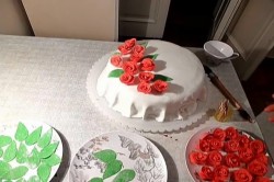 название картинки Торт с розами из мастики