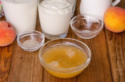 название картинки Торт с шоколадными подтеками и фруктами