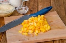 название картинки Торт с шоколадными подтеками и фруктами