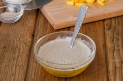 название картинки Торт с шоколадными подтеками и фруктами