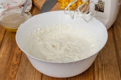 название картинки Торт с шоколадными подтеками и фруктами