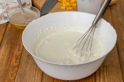 название картинки Торт с шоколадными подтеками и фруктами