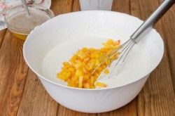 название картинки Торт с шоколадными подтеками и фруктами