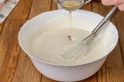 название картинки Торт с шоколадными подтеками и фруктами