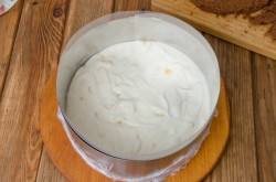 название картинки Торт с шоколадными подтеками и фруктами