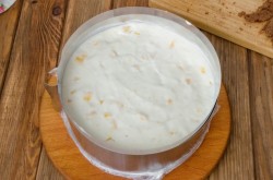 название картинки Торт с шоколадными подтеками и фруктами