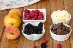 название картинки Торт с шоколадными подтеками и фруктами