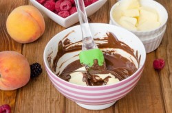 название картинки Торт с шоколадными подтеками и фруктами