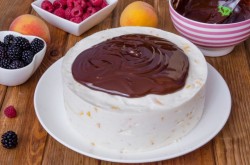 название картинки Торт с шоколадными подтеками и фруктами