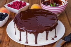 название картинки Торт с шоколадными подтеками и фруктами