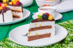 название картинки Торт с шоколадными подтеками и фруктами