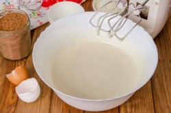 название картинки Торт с шоколадными подтеками и фруктами