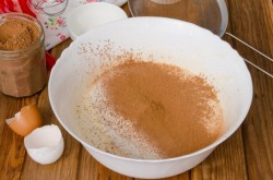 название картинки Торт с шоколадными подтеками и фруктами