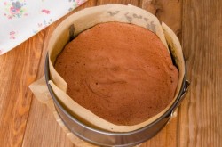 название картинки Торт с шоколадными подтеками и фруктами