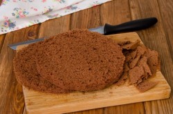 название картинки Торт с шоколадными подтеками и фруктами